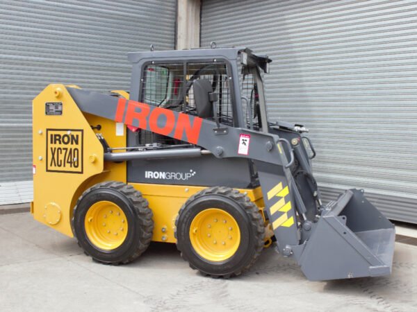 Minicargador IRON XC740