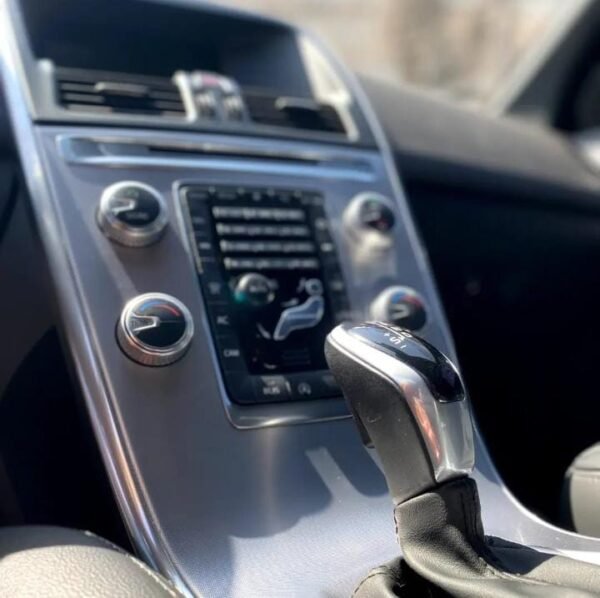 VOLVO XC60 MOMENTUM 2.0 T5 AWD - Imagen 9