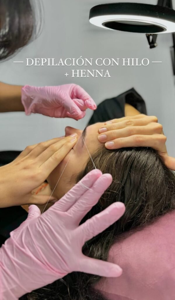 Depilación con hilo en cejas