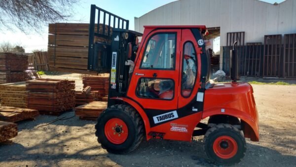 Autoelevador Taurus para terrenos Irregulares - 2,5 a 3,5 TN - Imagen 2
