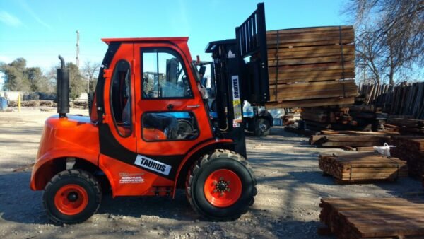 Autoelevador Taurus para terrenos Irregulares - 2,5 a 3,5 TN - Imagen 3