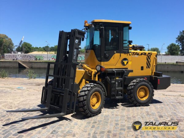 Tractoelevador Taurus modelo CTX825