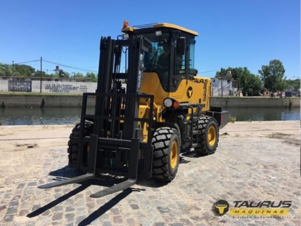 Tractoelevador Taurus modelo CTX825 - Imagen 2