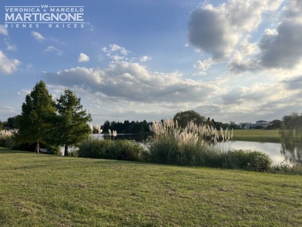 Terreno En Venta Sobre Laguna En Club De Campo San Francisco Manzanares Pilar - Imagen 2