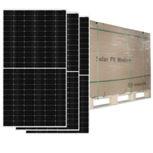 (Pallet de 36 unidades) El panel solar AS-7M132 es un panel monocristalino económico y potente, fabricado por la marca prestigiosa Amerisolar. La calidad y la eficiencia de estos paneles, junto con su relación de precio-calidad muy atractiva, lo convierte en el modelo más confiable y el favorito de muchos instaladores en todo el mundo. Destacándose por su alta potencia unitaria, el panel AS-7M132 es la elección ideal para proyectos que requieran menos paneles. Esto simplifica la instalación al reducir el número de conexiones, cableado y la necesidad de accesorios de protección adicionales. Tiene bajo coeficiente de temperatura para un rendimiento consistente en climas tanto cálidos como fríos, además tiene buena resistencia al efecto de PID.