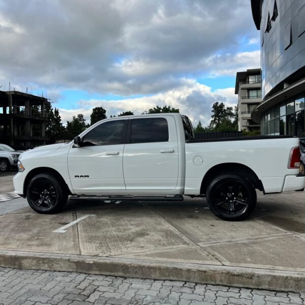 RAM 1500 5.7 LARAMIE NIGTH EDITION - Imagen 3