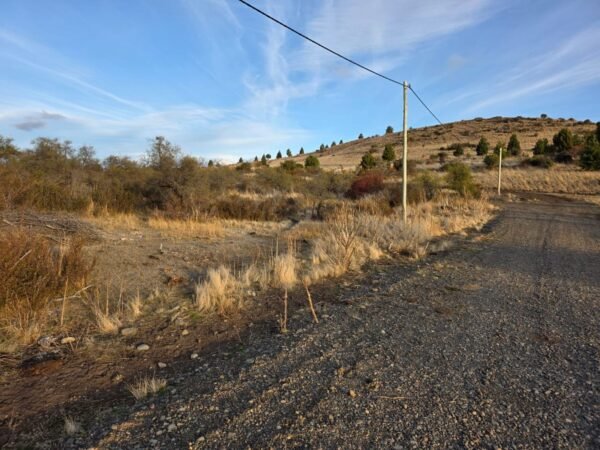 TERRENO EN ENTORNO NATURAL CON ENERGÍA ELÉCTRICA