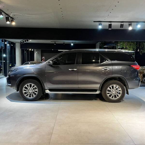 TOYOTA HILUX SW4 2.8 SRX 177CV 4×4 7AS AT - Imagen 4
