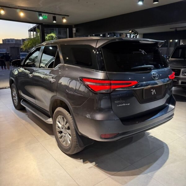 TOYOTA HILUX SW4 2.8 SRX 177CV 4×4 7AS AT - Imagen 7