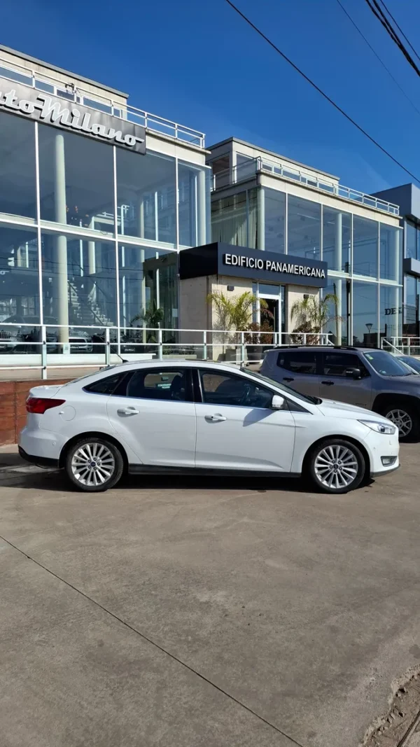 Ford Focus III 2.0 Sedan Titanium At6 - Imagen 4