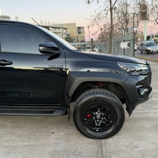TOYOTA HILUX PICK-UP 2.8 CD GR-SPORT 224CV 4X4 AT - Imagen 11