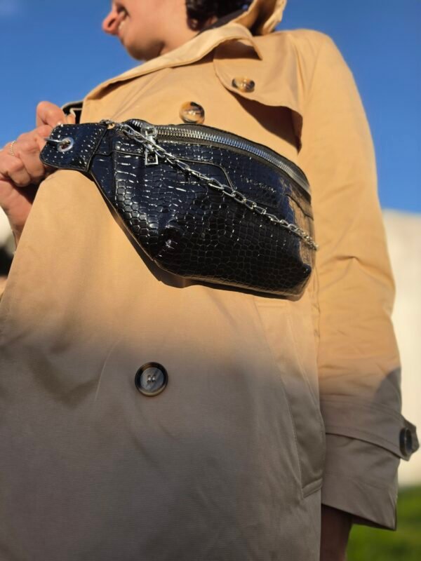 Bandolera Negra Efecto Croco con Cadena